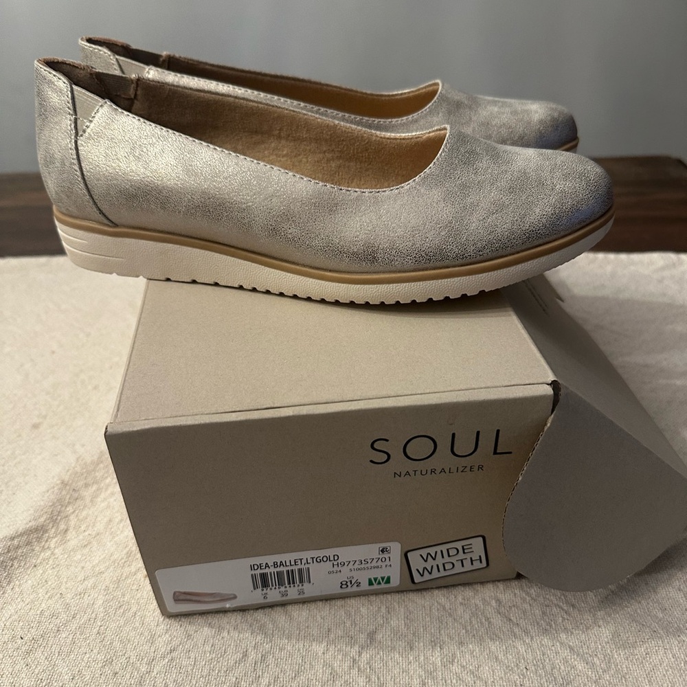 Naturalizer Soul Women's Silver Ballet Flats